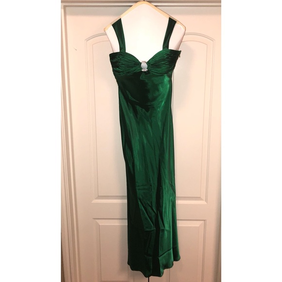 Formal dress / gown - Picture 3 of 3